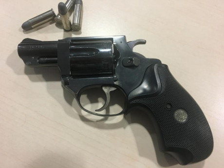En venta revolver marca Astra modelo 680 de dos pulgadas, se vende con dos cargadores rapidos y funda 02