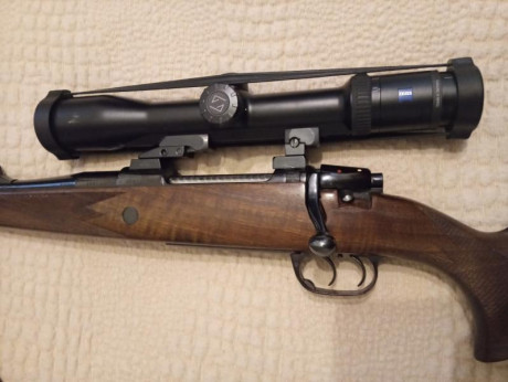 Varios rifles para zurdos en un estado impecable, algunos sin salir al campo.
Browning semiaut. 3006. 02