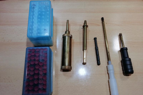 Vendo accesorios para avancarga, Baquetas de limpieza para calibre 44; cañón y tambor . Polvorera cilíndrica 00