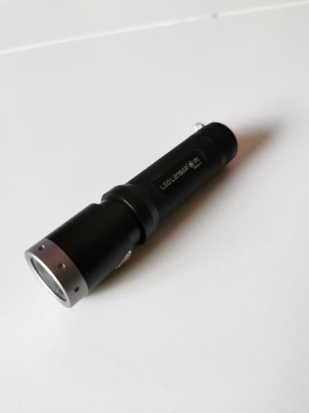 En perfecto estado precio en tienda 60 euros
300 lumens reales, resistente al agua
30 euros esta en Malaga 01