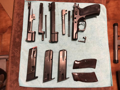 Pistola con dos carros 
Carro del 9 con dos cargadores
Carro del 22 con un cargador
Ambos carros con miras 02