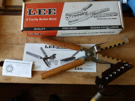 Buenas Compañeros. 
Vendo lo que veis en las fotos. junto o por separado. portes aparte.

- turquesa LEE 01