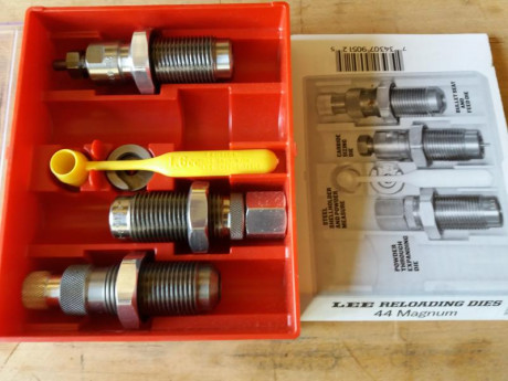 Buenas Compañeros. 
Vendo lo que veis en las fotos. junto o por separado. portes aparte.

- turquesa LEE 00