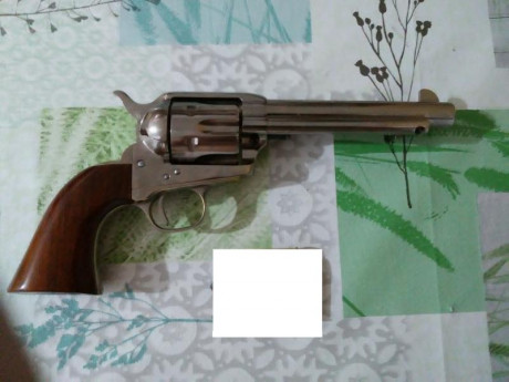 Buenas

¿Alguien sabe cómo se desactiva el seguro del martillo de un Colt Cattleman? Es de Uberti y no 70