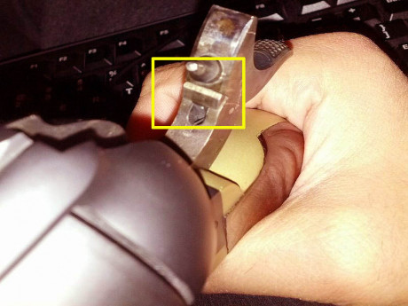 Buenas

¿Alguien sabe cómo se desactiva el seguro del martillo de un Colt Cattleman? Es de Uberti y no 110