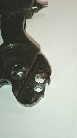 Buenas

¿Alguien sabe cómo se desactiva el seguro del martillo de un Colt Cattleman? Es de Uberti y no 131