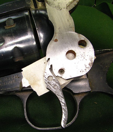 Buenas

¿Alguien sabe cómo se desactiva el seguro del martillo de un Colt Cattleman? Es de Uberti y no 130