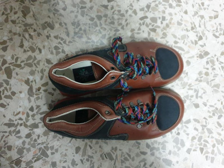 Se vende zapatos de tiro marca Magnum, se han usado un par de veces, estan impecablee, como nuevos.
Numero 00