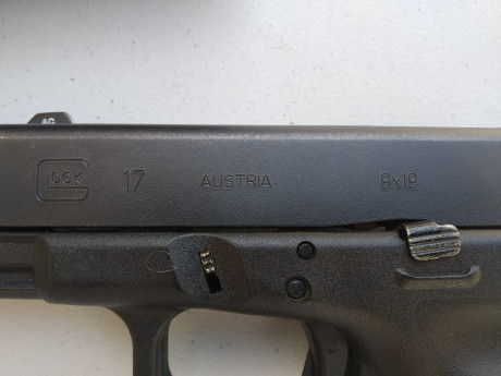 Vendo Glock 17 del 9mm con 3 cargadores, dos de ellos de 20  más carro del 22 con un cargador, está modificado 01
