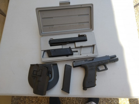 Vendo Glock 17 del 9mm con 3 cargadores, dos de ellos de 20  más carro del 22 con un cargador, está modificado 00