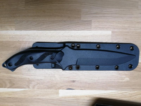 Diseñado por el renombrado fabricante de cuchillos personalizado Allen Elishewitz, el Nightedge es un 02