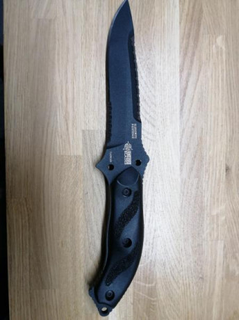 Diseñado por el renombrado fabricante de cuchillos personalizado Allen Elishewitz, el Nightedge es un 01