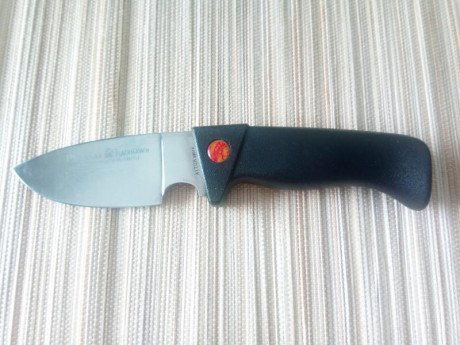 Hola.Tengo este cuchillo por casa de la marca Aitor y me gustaría saber el tipo de acero que lleva la 00
