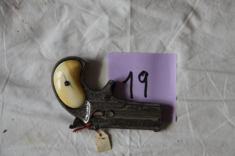 Pistola de dos cañones superpuestos tipo Derringer. Fuego anular. Mecanismo tipo Remington.

Precio: 1000€

Interesados 00