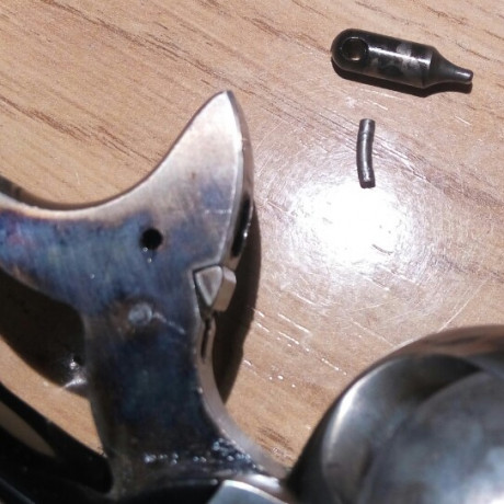 Buenas

¿Alguien sabe cómo se desactiva el seguro del martillo de un Colt Cattleman? Es de Uberti y no 162