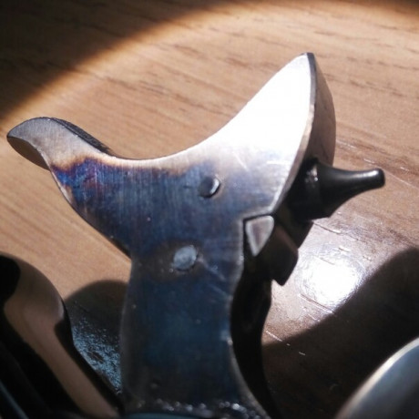 Buenas

¿Alguien sabe cómo se desactiva el seguro del martillo de un Colt Cattleman? Es de Uberti y no 160