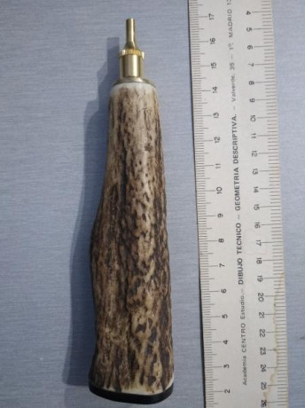 En venta otro cebador para armas de mecha y chispa.
Construido con cuerno de ciervo y tapas de madera 00