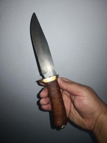 Cuchillo forjado en acero 52100 y mango en arandelas de cuero guarda de latón y funda hecha a medida con 01