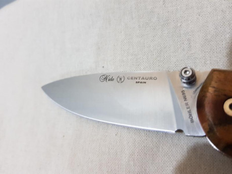 Hola compañeros,

Pongo a la venta esta navaja Nieto Centauro sin usar, mago de bocote pulido, diseñada 02