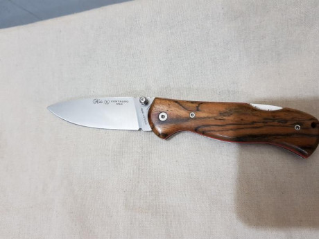 Hola compañeros,

Pongo a la venta esta navaja Nieto Centauro sin usar, mago de bocote pulido, diseñada 01