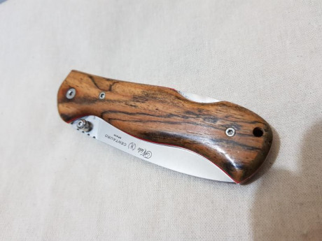 Hola compañeros,

Pongo a la venta esta navaja Nieto Centauro sin usar, mago de bocote pulido, diseñada 00