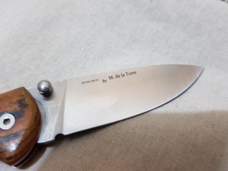 Hola compañeros,

Pongo a la venta esta navaja Nieto Centauro sin usar, mago de bocote pulido, diseñada 12