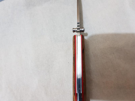 Hola compañeros,

Pongo a la venta esta navaja Nieto Centauro sin usar, mago de bocote pulido, diseñada 10