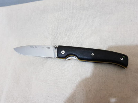 Hola compañeros,

Vendo esta navaja Nieto Mountain en cachas de G10 sin usar, hoja de acero mova 1.1416, 02