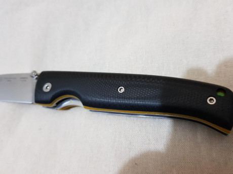 Hola compañeros,

Vendo esta navaja Nieto Mountain en cachas de G10 sin usar, hoja de acero mova 1.1416, 00
