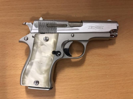 Vendo arma de la marca star en color plateada y tamaño pequeño. Es una 9mm corta. 01
