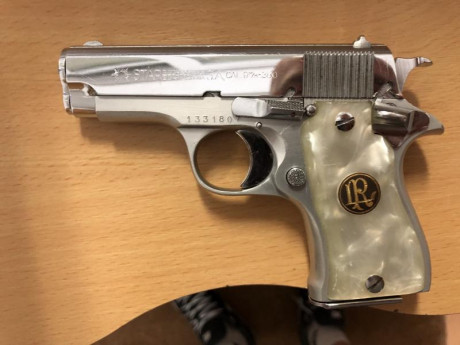 Vendo arma de la marca star en color plateada y tamaño pequeño. Es una 9mm corta. 00