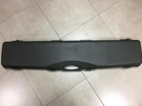 Vendo este MALETIN para RIFLE o ESCOPETA, con interior acolchado, de PVC muy robusto, en color verde. 00