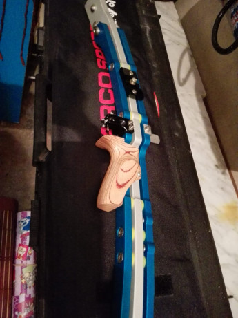 Vendo arco spigarelli revolution, nuevo sin desconchones ni marcas,listo para tirar con todo, 400€ miras 00