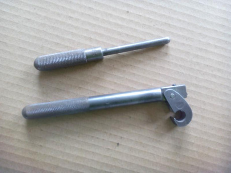 Hola,  vendo desempistonador para pistones Berdan marca RCBS
Le falta la aguja pero tiene muy poco uso 00