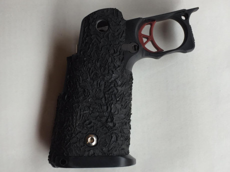 CACHA O GRIP DE EXTREMESHOOTERS para STI y compatibles, está NUEVA.
 https://www.extremeshooters.com/index.php?route=product/product&product_id=47 02