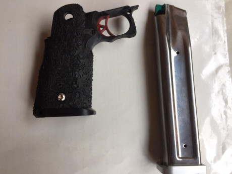 CACHA O GRIP DE EXTREMESHOOTERS para STI y compatibles, está NUEVA.
 https://www.extremeshooters.com/index.php?route=product/product&product_id=47 00