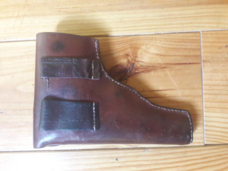 Fantástica funda muy bien marcado, y también con el nombre del militar .
Cuero en excelente estado, pequeña 01