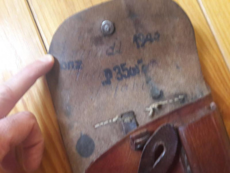 Fantástica funda muy bien marcado, y también con el nombre del militar .
Cuero en excelente estado, pequeña 00