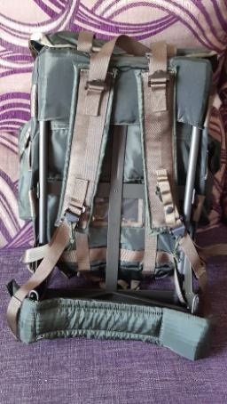 Mochila de combate modelo M-86, similar a la estadounidense ALICE tipo Medium, fabricada en nylon de color 02