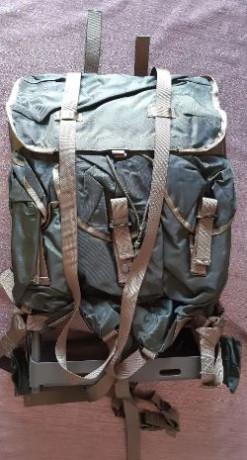 Mochila de combate modelo M-86, similar a la estadounidense ALICE tipo Medium, fabricada en nylon de color 01