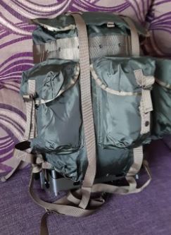 Mochila de combate modelo M-86, similar a la estadounidense ALICE tipo Medium, fabricada en nylon de color 00