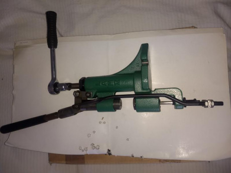 Vendo recalibradora engrasadora de proyectiles RCBS, modelo " LUBE A MA TIC 2" en buen estado, 00