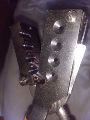 Vendo sin haberse estrenado, turquesa marca LYMAN de 4 cavidades con sus tenazas para realizar puntas 01