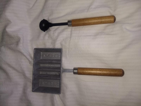 Se vende lingotera LEE y cuchara LEE, nuevas sin haberse utilizado nunca, precio 10 euros cada una, más 00