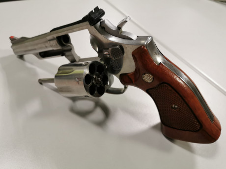 Buenas.
Vendo SMITH WESSON calibre 357 4", model 66 en buen estado, muchos años guardada en armero 01