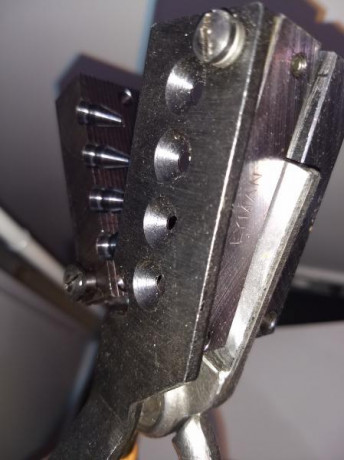 Vendo sin haberse estrenado, turquesa marca LYMAN de 4 cavidades con sus tenazas para realizar puntas 31