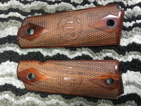 Vendo cachas 1911 originales STI 
Proceden de una  Target Master 
Precio  35  € portes peninsula incluidos
Salu2 140