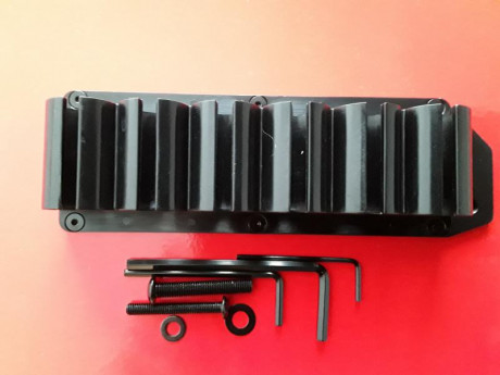  20200501_161622.jpg 
Porta cartuchos lateral para Remington 870 de cal 12, es nuevo.
45€ con envío en 00