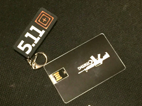 Lote 1: linterna 5.11, potente y manejable
Regalo USB's
20 euros, portes incluidos península

Lote 2: 02