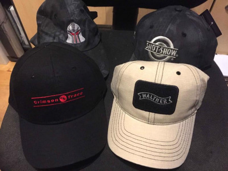 Oferta, lote 5 gorras baseball nuevas a estrenar, temas armas y empresas afines. En la foto salen 4, pero 01